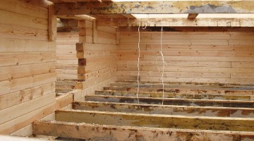 Слив воды в бане с деревянными полами