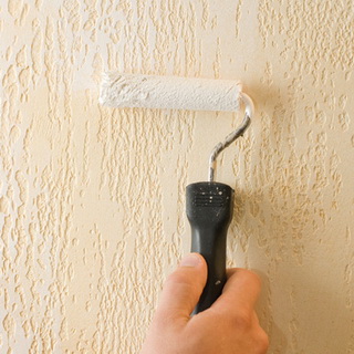 Как покрасить стены внутри дома своими руками